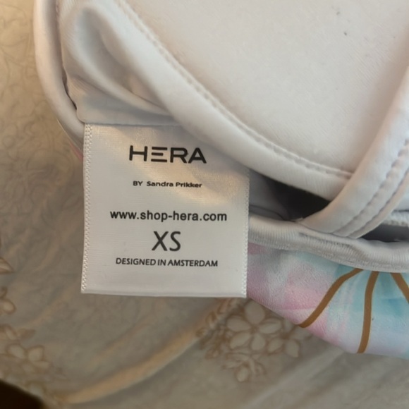 Hera x Hero Women's Seamless C Back workout Sports Bra in Pink, Black Wholesale - Picture 5 of 11